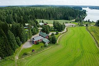 Haapamäen matkailutila linnun silmin, taustalla kimmeltelee Näsijärvi