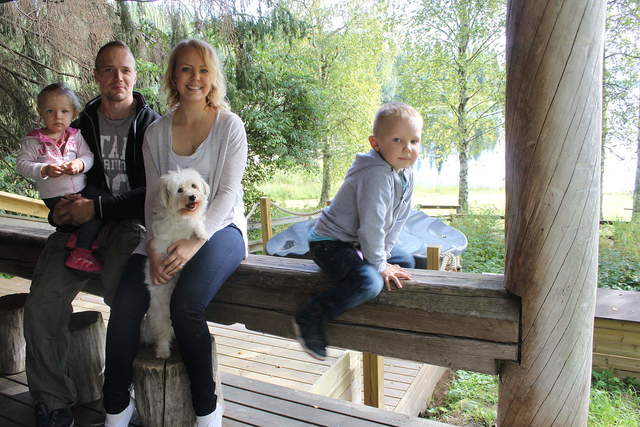 Oona, Antti, Noora, Oskari ja Nelli-koira toivottavat Sinut tervetulleeksi Matkailutila Haapamäkeen! Kuva: Heini Koskela.